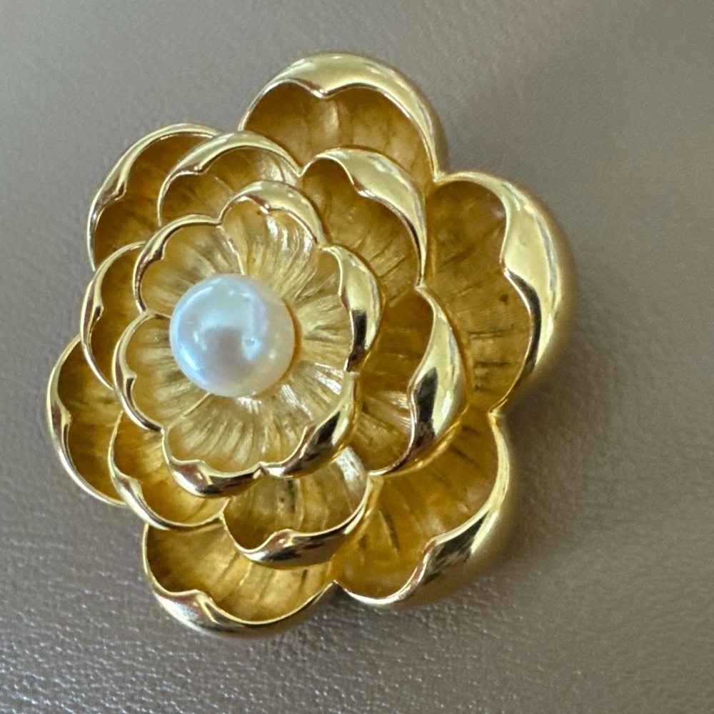 VINTAGE JOAN RIVERS CAMELLIA
FLOWER BROOCH PIN SATIN GOLD
WHITE PEARL - Picture 2 of 5